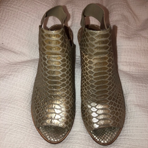 Donald J Pliner 'Khloe' Gold Snake Skin Heels - Picture 3 of 6